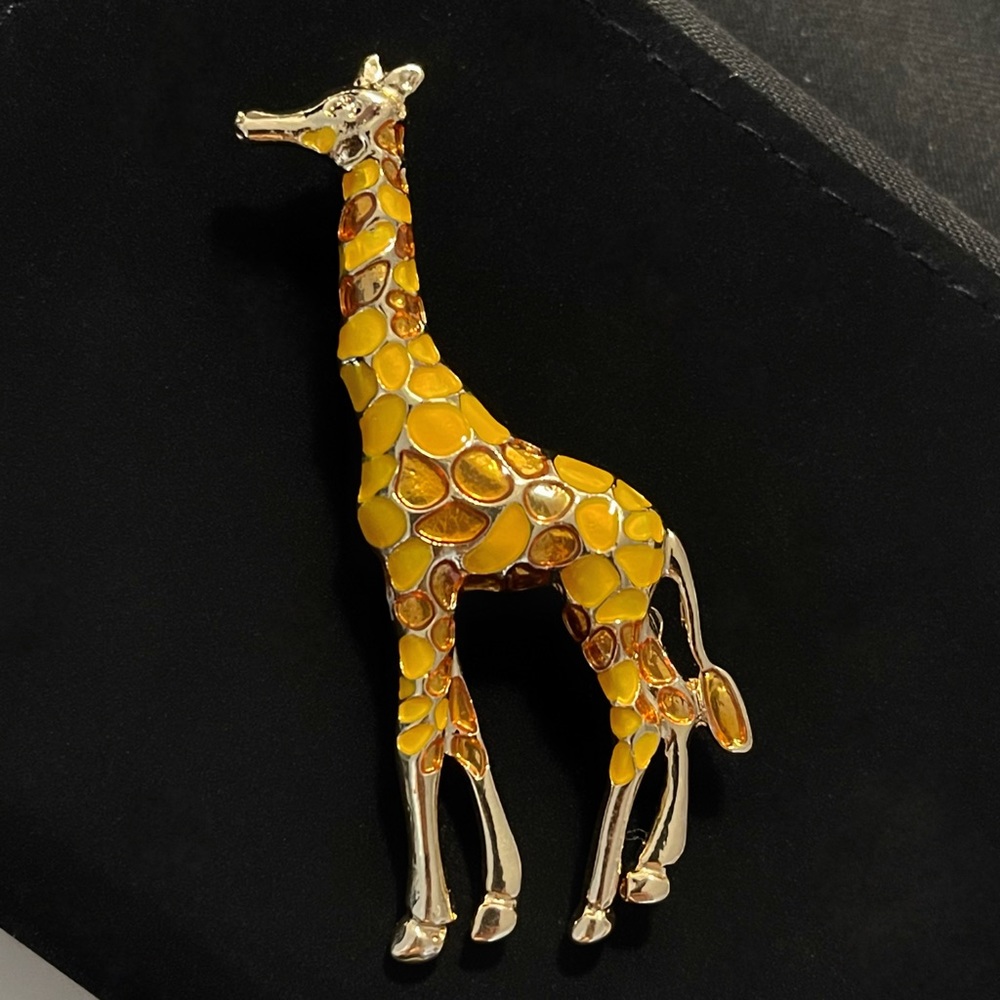 ✨ Beautiful Enamel Giraffe Brooch